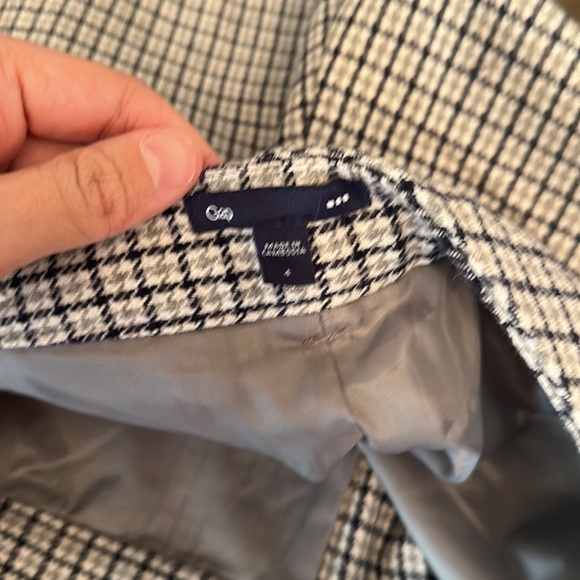 Size 4 - GAP - wool blend shorts, plaid - grey/blue 4 pockets, lined inside EUC - Picture 6 of 6
